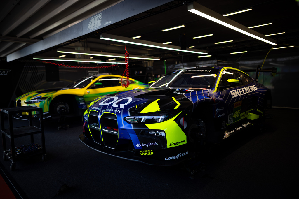 Alignement de voitures de sport dans l'atelier B.L Motorsport de Combloux