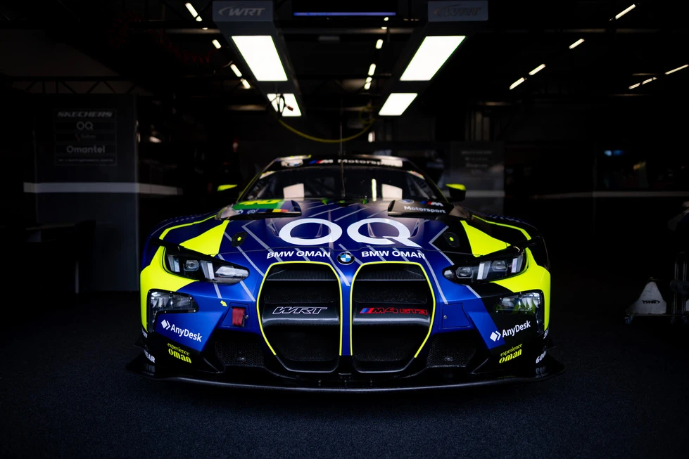 BMW M4 GT3 du team WRT en préparation dans le box technique