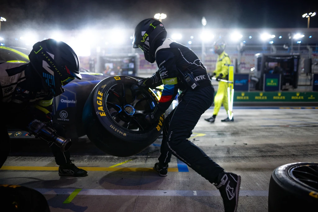 Maintenance mécanique nocturne lors d'une course d'endurance WEC