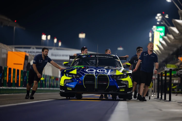 Manutention soignée d'un véhicule de course par Bastien et ses techniciens