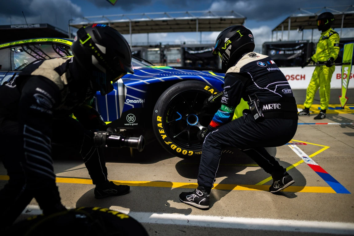 Assistance technique en stand lors d'une course GT
